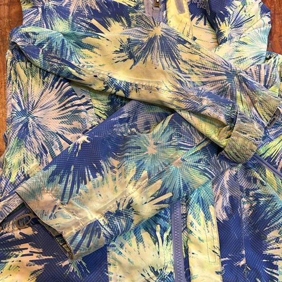 The North Face Girls HyVent Jacket - Picture 10 of 14